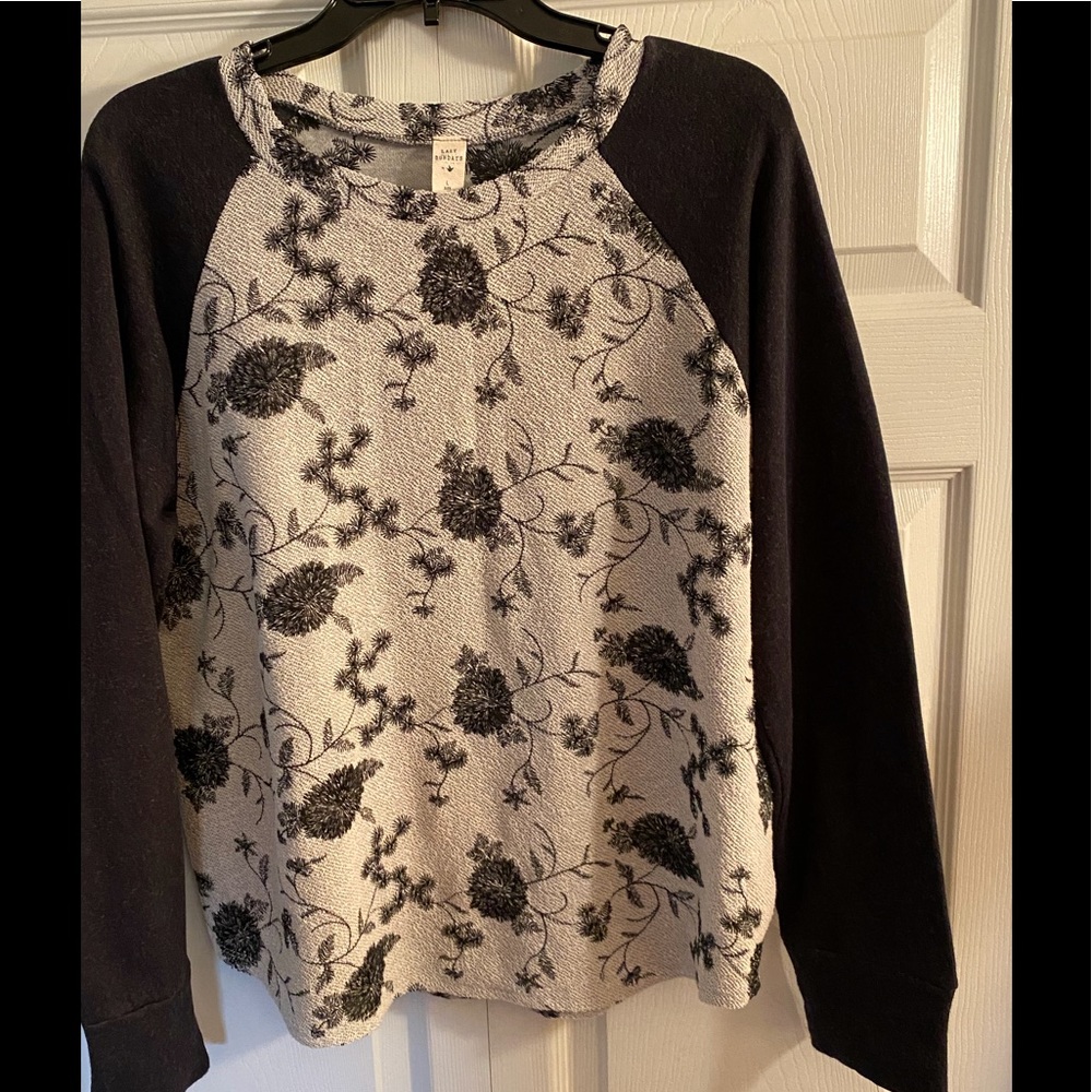 Lazy Sundays Ladies Top, Size Large. Length: 24”.  Excellent Condition.